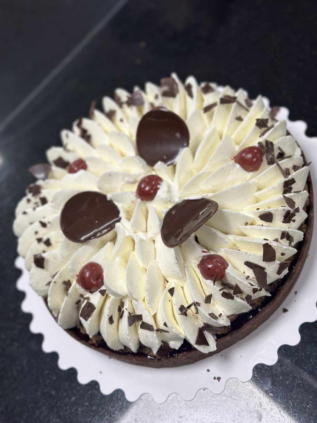 Tarte chantilly, chocolat & cerises